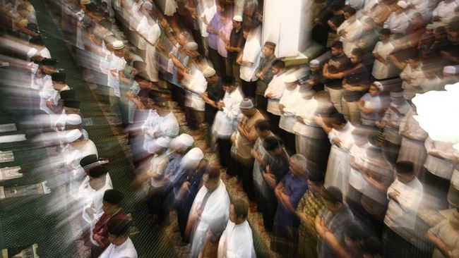 Perbedaan metode penentuan awal bulan Hijriah membuat waktu dimulainya pelaksanaan Tarawih tidak sama. Berikut jadwal mulai sholat tarawih 2026.