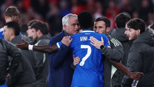 Pelatih Benfica, Jose Mourinho, mendekati Vinicius Junior saat insiden dugaan rasisme. Mourinho menegaskan klubnya bukan klub rasis dan mendukung Vinicius.