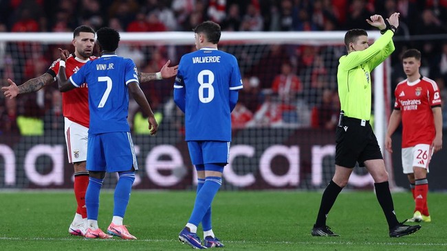 Nicolas Otamendi memamerkan tato bergambar Lionel Messi juara Piala Dunia 2022 kepada Vinicius Jr di sela duel Benfica vs Real Madrid di Liga Champions.