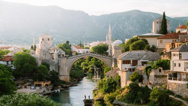 Jembatan mana yang dinobatkan sebagai yang tercantik di planet ini? Gelar tersebut jatuh kepada Stari Most di Bosnia dan Herzegovina.