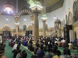 Hujan Tak Surutkan Antusias Jemaah Tarawih Perdana di Masjid Raya Al-Mashun