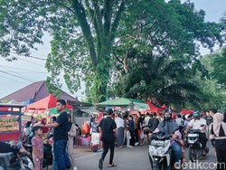 Warga Palembang Padati Pasar Takjil untuk Cari Menu Berbuka