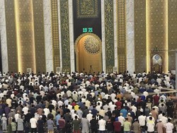 Ribuan Jemaah Tarawih Perdana di Masjid Al Akbar Surabaya