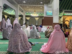 Cerita Warga Antusias Salat Tarawih 1 Juz di MAJT Semarang