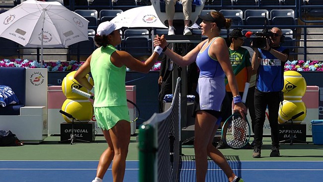 Petenis Amerika Serikat Amanda Anisimova memuji performa Janice Tjen usai berduel di babak 16 besar Dubai Championships 2026.