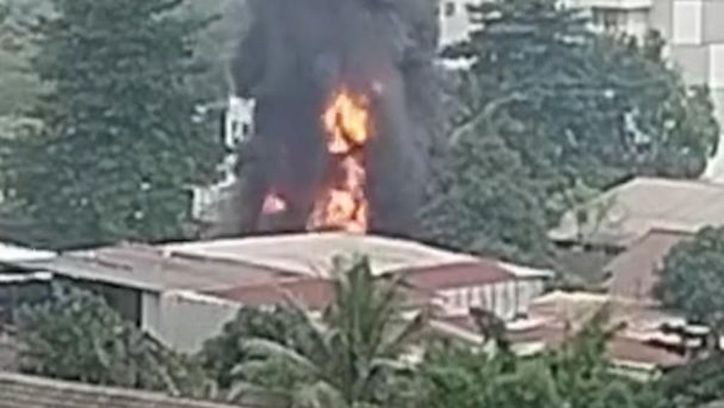 Penampakan Kebakaran Gudang Ban di Pondok Aren Tangsel