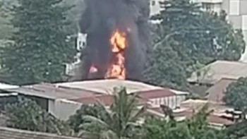 Penampakan Kebakaran Gudang Ban di Pondok Aren Tangsel