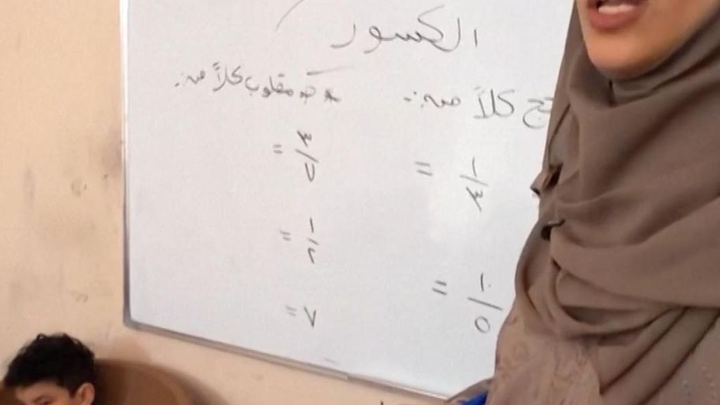 Guru Gaza Buka Sekolah Gratis untuk Anak Pengungsi Palestina di Mesir