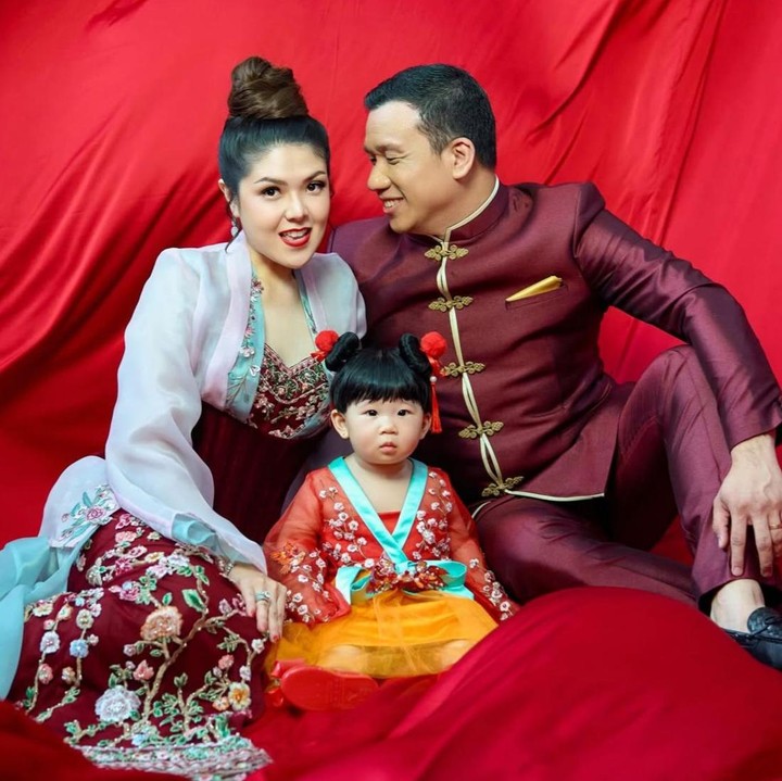 <p>Bunda masih ingat dengan Tina Toon? Mantan artis cilik ini diketahui sudah menikah dengan seorang pengusaha bernama Daniel pada tahun 2023. Kebahagiaan Tina Toon kini semakin lengkap dengan kehadiran sang putri. (Foto: Instagram @tinatoon101)</p>