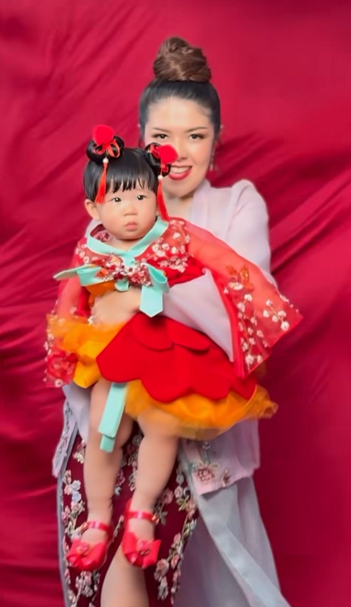 Tina Toon Akhirnya Perlihatkan Wajah Anak ke Publik di Hari Imlek