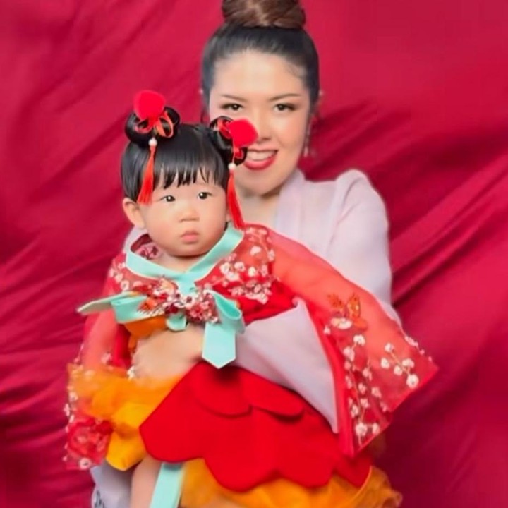 <p>Di perayaan Imlek 2026, Tina Toon akhirnya memperkenalkan putrinya kepada publik untuk pertama kalinya. Penyanyi yang mebawakan lagu <em>Bolo-Bolo</em> ini juga mengungkap nama anak pertamanya yang diberi nama Megan. (Foto: Instagram @tinatoon101)</p>