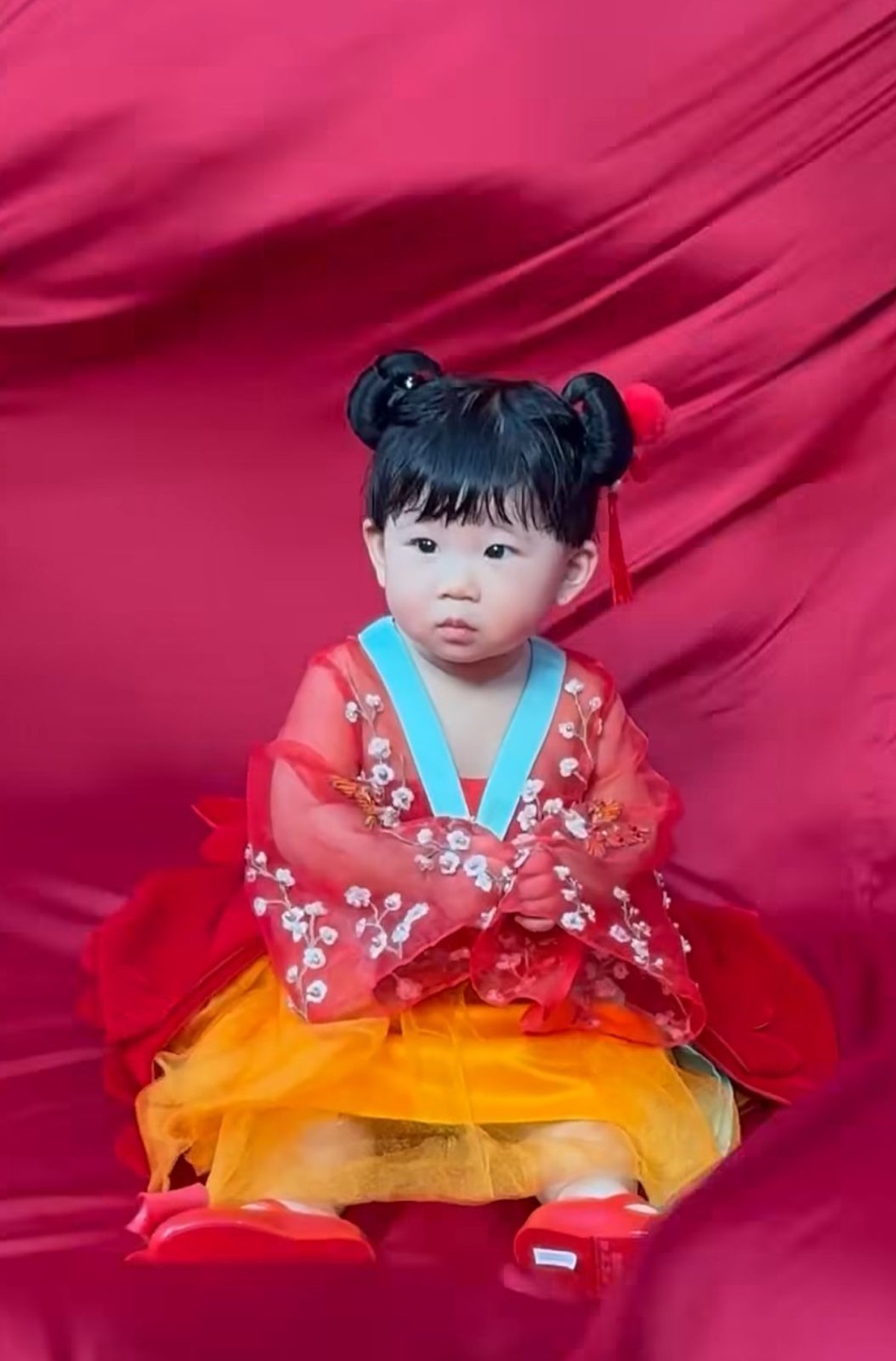 Tina Toon Akhirnya Perlihatkan Wajah Anak ke Publik di Hari Imlek