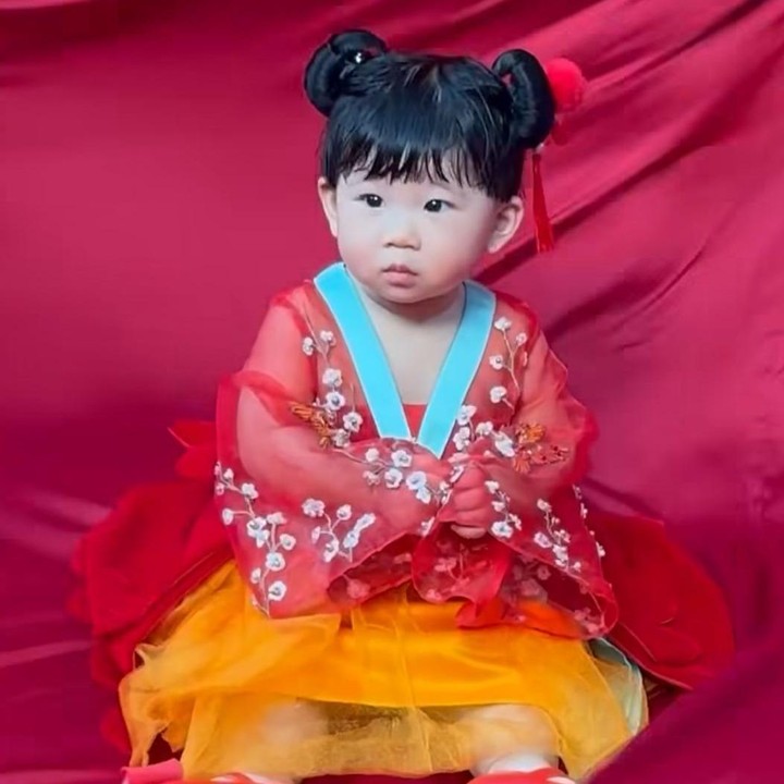 <p>&ldquo;Selamat Tahun Baru Imlek. Di momen tahun baru Imlek ini, akhirnya aku <em>publish</em> anak pertamaku, Megan. Kira-kira setahun lebih menikmati momen dan riwehnya jadi ibu baru sambil kerja juga, sampai dari kapan-kapan mau umumin belum<em> publish-publish</em>," kata Tina Toon, dikutip dari laman&nbsp;<em>detikcom</em>. (Foto: Instagram @tinatoon101)</p>