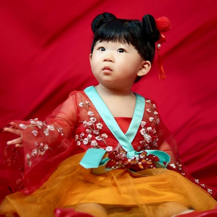 <p>Perempuan berusia 32 tahun ini juga menceritakan momen harunya saat menyambut kelahiran anak pertamanya, Bunda. &ldquo;Itu sembari pelantikan periode 2 dan kampanye Pilgub. Anaknya dari dalam perut senangnya aku aktif teru. Terus 2025 melahirkan dan gak pakai cuti sih emang makanya mungkin gak banyak yang ngeh pas belum diumumin,&rdquo; ujarnya. (Foto: Instagram @tinatoon101)</p>