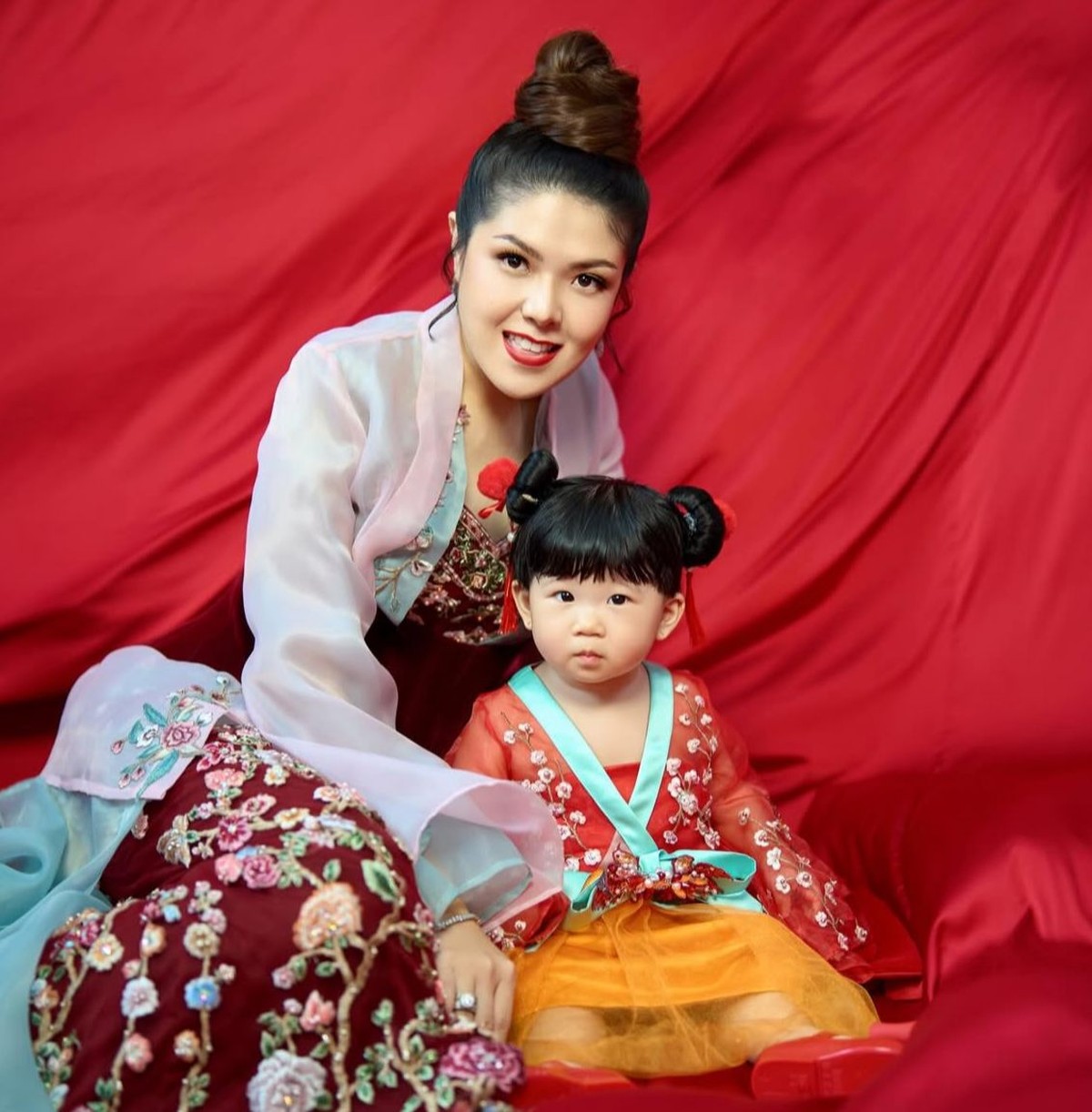 Tina Toon Akhirnya Perlihatkan Wajah Anak ke Publik di Hari Imlek