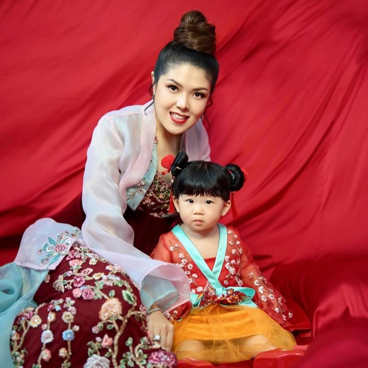 <p>Memiliki anak pertama tentu jadi kebahagiaan tersendiri bagi setiap orang tua. Perasaan bahagia ini pun tengah dirasakan Tina Toon, yang menceritakan bahwa anaknya kini sudah mulai belajar berjalan. &ldquo;Anakku ini dari kecil lincah banget mungkin bawaan emaknya ya, senang joget, kalau ada musik asyik dan sekarang lagi heboh-hebohnya mau jalan. Mohon doanya ya semua yang baik-baik untuk Megan. Semoga dia jadi anak yang sehat, baik, pintar, berguna bagi sesama dan yang penting dia <em>happy</em>," ungkap Tina Toon. (Foto: Instagram @tinatoon101)</p>