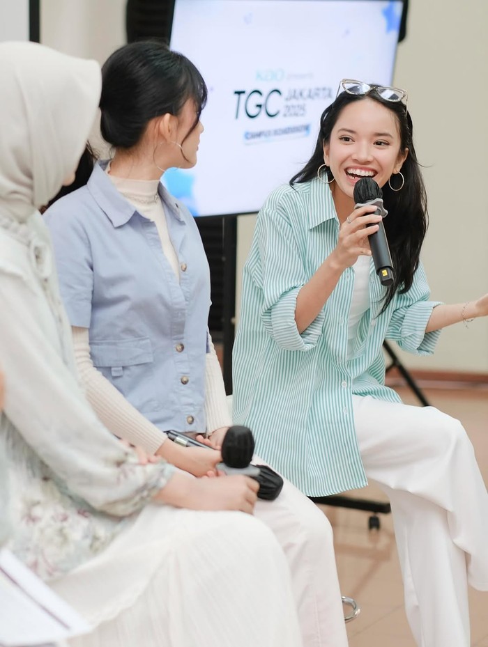 Bagi There, ia takut mencoba hal baru karena merasa tidak punya bekal alias pengalaman sebelumnya. Tapi, ia mencoba mengubah sudut pandang. There juga punya ritual khusus, yaitu mendengarkan lagu musisi Maudy Ayunda yang bertajuk Kejar Mimpi.