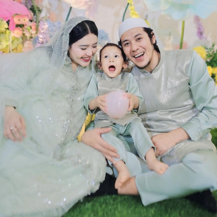 <p>Di acara tasyakuran ini, Via mengabadikan momen bersama putranya Muhammad Raidan Agam Radia Al Arifin atau akrab disapa Agam. Anak pertama Via yang lahir pada 7 Juli 2024 ini sebentar lagi bakal menjadi seorang kakak. (Foto: Instagram @viavallen)</p>