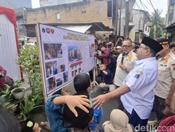 Satpol PP Jakarta Bedah Rumah Warga di Jakbar, Dana dari Hasil Iuran Anggota