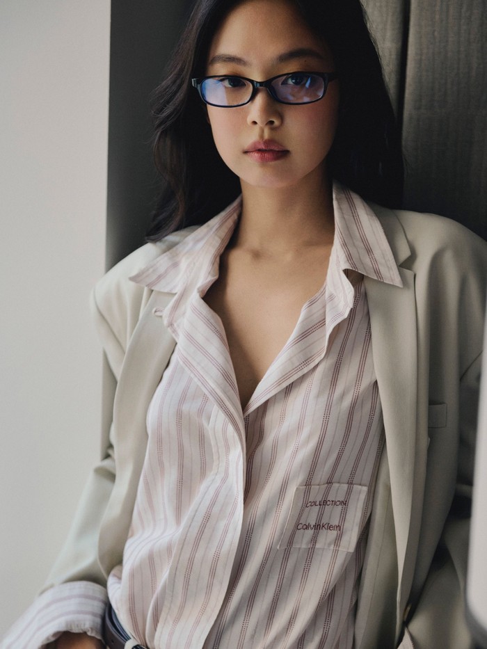 Ya, nama yang dimaksud, tak lain dan tak bukan, ialah Jennie BLACKPINK. Meski penampilan sang idol tidak pernah gagal, namun tidak dapat dipungkiri bahwa look terbaru artis Korea kelahiran tahun 1996 satu ini bikin pangling. / Foto: x.com/CalvinKlein