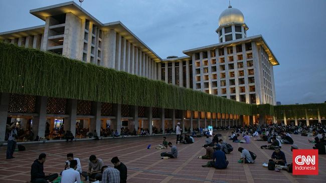 Selain menahan diri dari makan dan minum, seorang Muslim juga harus memperhatikan hal-hal yang membatalkan puasa Ramadhan agar puasanya tetap sah.