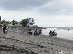 Warga Keluhkan Balap Liar di Pantai Pengambengan, Pagar Warung Ditabrak