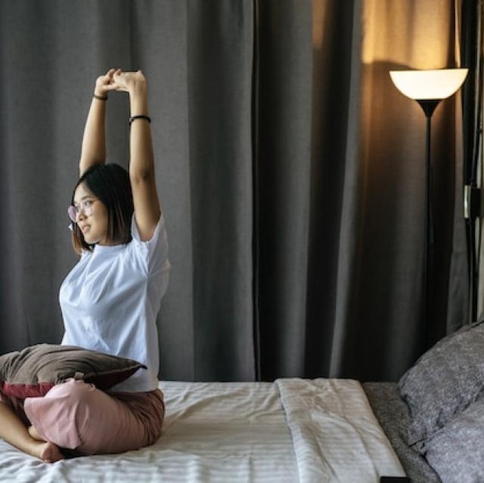 Cara badan ramping tanpa gym tidak selalu identik dengan latihan intens, tetapi bisa dimulai dari peregangan ringan di pagi hari. Meluangkan beberapa menit sebelum benar-benar bangun memberi tubuh waktu untuk menyesuaikan diri. Gerakan sederhana ini membantu membangunkan pikiran dan meningkatkan sirkulasi darah.