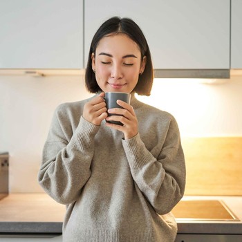 5 Ciri Kepribadian Orang yang Lebih Suka Minum Teh daripada Kopi Menurut Ilmu Psikologi