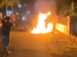 Sudah Diintai, 2 Pencuri Dihajar Warga Jombang-Motornya Dibakar