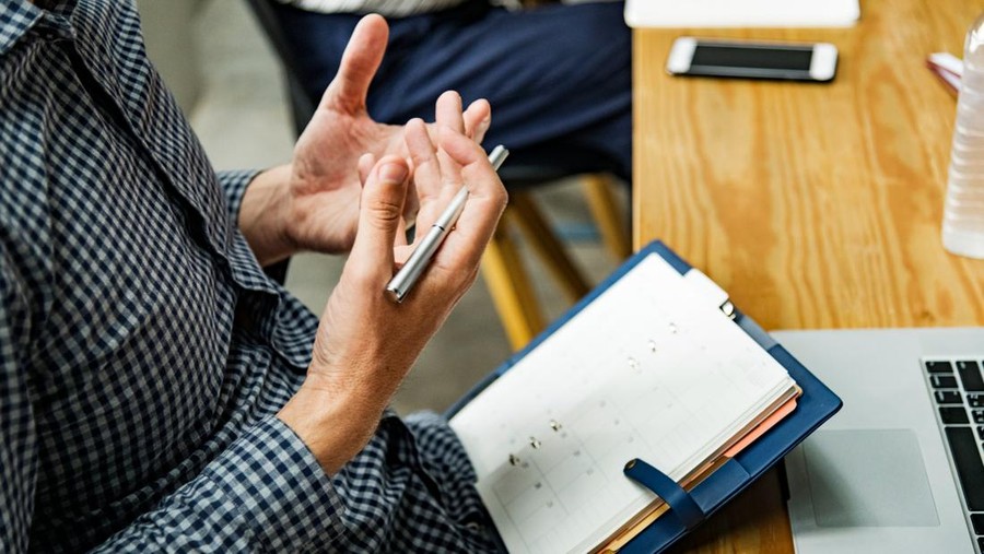 Ilustrasi bekerja&comma; membaca doa