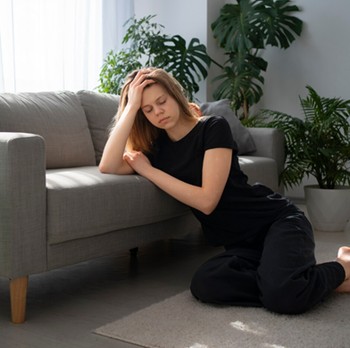 8 Kebiasaan Kecil yang Diam-Diam Menguras Energi Mentalmu