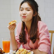 5 Ciri Kepribadian Orang yang Makan Lambat Menurut Ilmu Psikologi