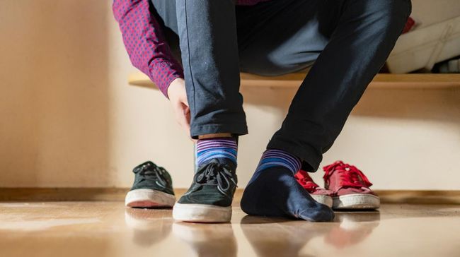 Sepatu bisa membawa bakteri, virus, alergen hingga timbal ke rumah. Ahli mikrobiologi jelaskan risikonya dan cara menyikapinya.
