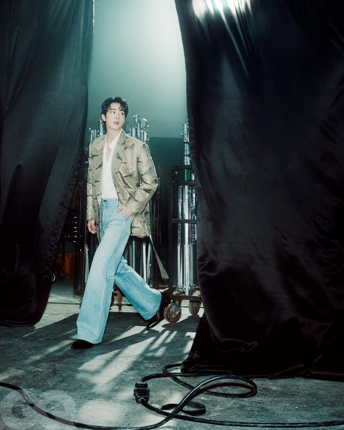 Jin yang merupakan member tertua dalam grup pun menambahkan bahwa BTS tumbuh sebagai artis. Menurutnya, boy group pertama yang debut di bawah naungan BIGHIT MUSIC itu bisa sampai di titik ini karena mereka sangat pekerja keras. / Foto: x.com/GQMagazine