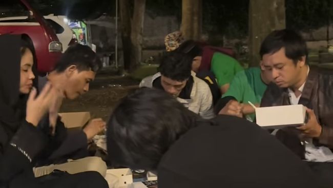 Suasana Hening dan Pilu, 7 Momen Karina Ranau Sahur di Makam Epy Kusnandar