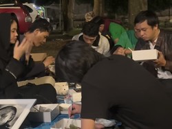 Suasana Hening & Pilu, 7 Momen Karina Ranau Sahur di Makam Epy Kusnandar