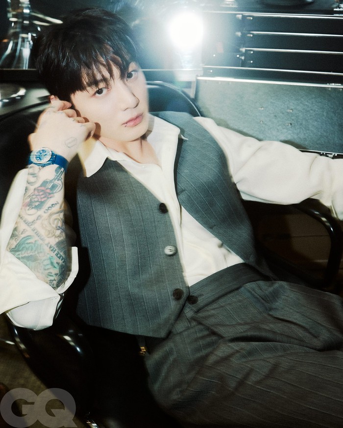 Ketika ditanya perasaannya saat membuat album kelima yang begitu dinantikan, sang maknae (anggota termuda) alias Jungkook mengatakan bahwa proses pembuatan &lsquo;ARIRANG&rsquo; secara keseluruhan terasa sangat membebaskan dan menyenangkan. / Foto: x.com/GQMagazine