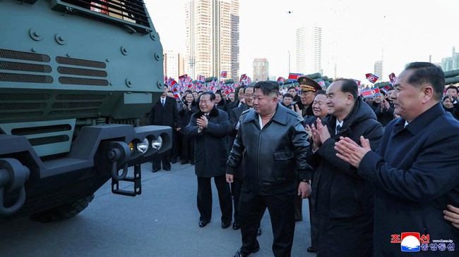 Kim Jong Un pamer puluhan peluncur roket mampu bawa hulu ledak nuklir, disebut dilengkapi dengan teknologi AI.