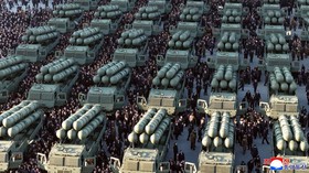 FOTO: Kim Jong Un Pamerkan Peluncur Roket Berkemampuan Nuklir