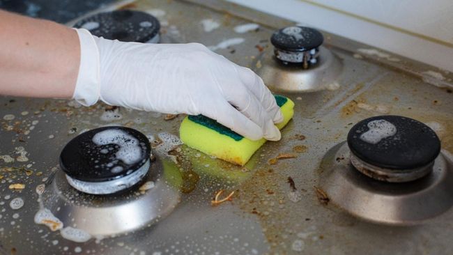 Cara Membersihkan Rak Kompor Supaya Bebas Minyak dan Gosong