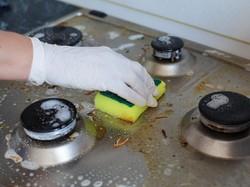 Cara Membersihkan Rak Kompor Supaya Bebas Minyak dan Gosong