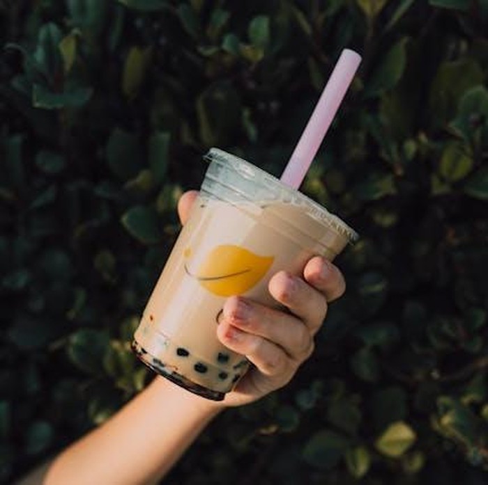 Minuman manis seperti sirup, teh kemasan tinggi gula, minuman boba, atau kopi dengan tambahan gula berlebihan juga bisa membuat tubuh lebih cepat haus. Gula yang tinggi dapat memengaruhi keseimbangan cairan tubuh, sehingga rasa haus muncul lebih cepat keesokan harinya saat puasa.