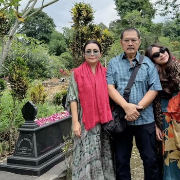 7 Momen Keluarga Mayangsari Ziarah ke Makam Pak Harto Jelang Ramadan