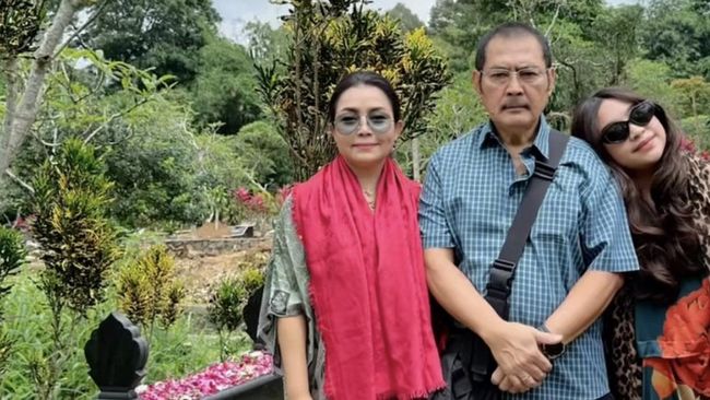7 Momen Keluarga Mayangsari Ziarah ke Makam Pak Harto Jelang Ramadan