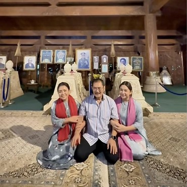 7 Momen Mayangsari & Bambang Trihatmodjo Ajak Anak Ziarah ke Makam Soeharto Jelang Ramadan