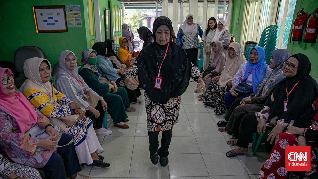 Mensos Targetkan 300 Ribu Lansia Terima Makan Bergizi Gratis