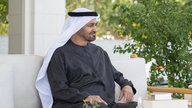 Istana kepresidenan Uni Emirat Arab (UEA) merilis video pertemuan Presiden Mohamed bin Zayed Al Nahyan (MbZ) setelah sang pangeran dirumorkan meninggal dunia.