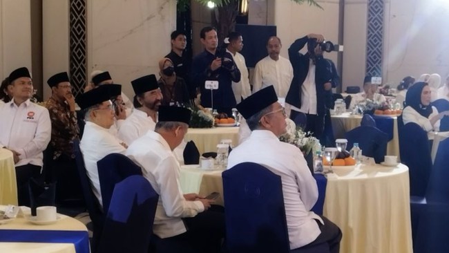 Elite partai dan tokoh politik mulai Sufmi Dasco Ahmad, Puan Maharani, Anies Baswedan berkumpul di NasDem Tower Jakarta untuk acara buka bersama.