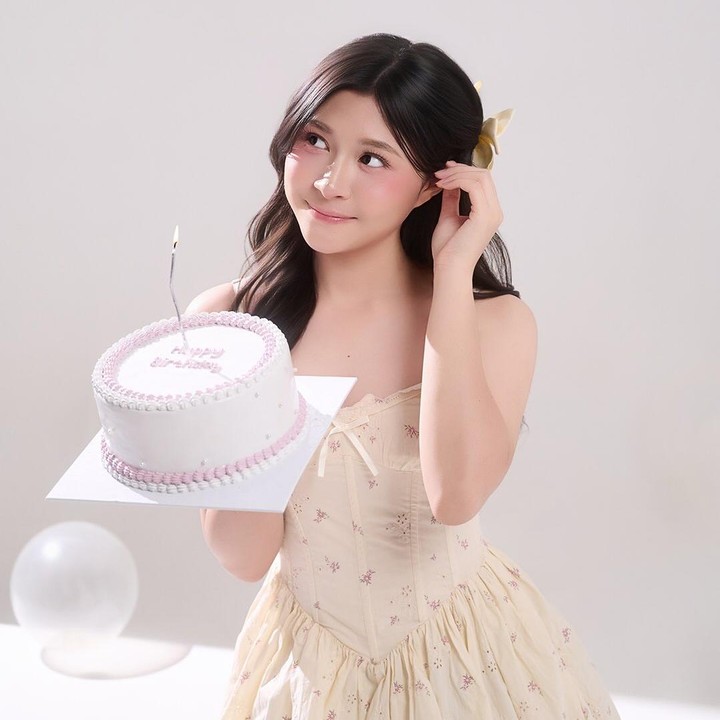 <p>Lewat akun Instagram pribadinya, Nasha membagikan beberapa hasil pemotretan bersama kue ulang tahunnya. Ia pun melengkapi <em>postingan</em> itu dengan keterangan singkat. &ldquo;17,&rdquo; tulis Nasha, dikutip dari laman Instagram <em>@nasha.anayaa</em>,Kamis (19/2/2026).&nbsp;(Foto: Instagram @nasha.anayaa)</p>