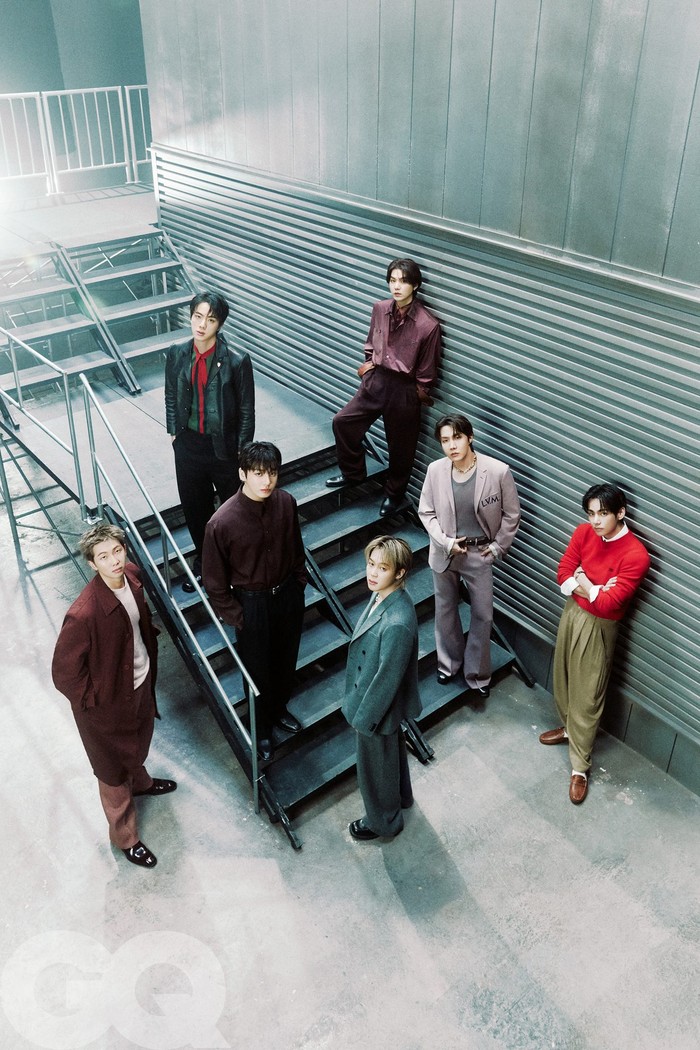 Obati rindu fans, BTS akhirnya kembali beraktivitas dengan formasi lengkap. Selain mejeng di cover majalah edisi Maret 2026 sebagai full team, ketujuh anggota juga tampil secara individu pada lembaran-lembaran GQ Magazine. / Foto: x.com/GQMagazine
